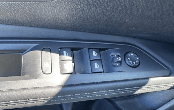 peugeot-3008-1-2-puretech-130ch-s-s-allure-eat8 - 1010724713