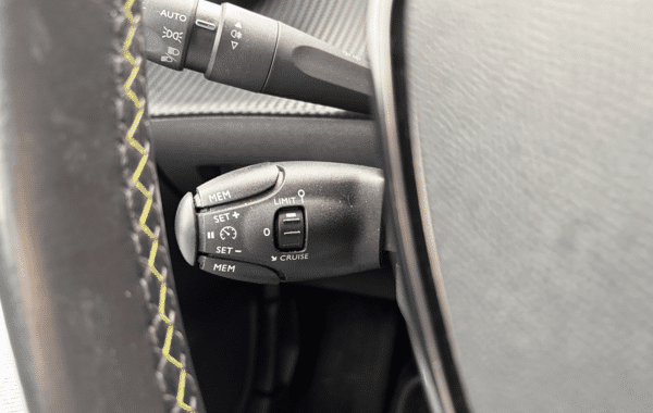 peugeot-208-1-2-puretech-100ch-s-s-gt-118g - 1016414713