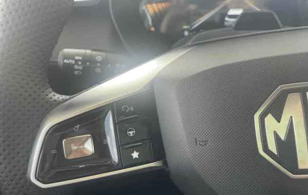 mg-motor-zs-1-5-hybrid-197ch-luxury - 1024474713