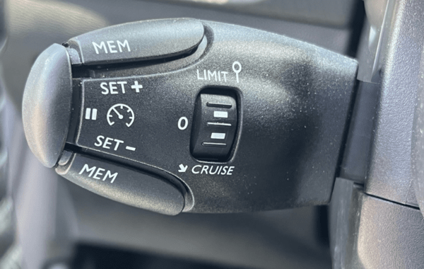 peugeot-208-1-2-hybrid-110ch-allure-e-dcs6 - 971424713