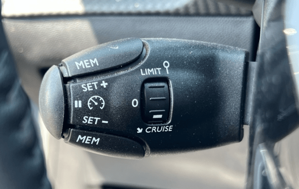 peugeot-208-1-2-hybrid-110ch-allure-e-dcs6 - 971434713