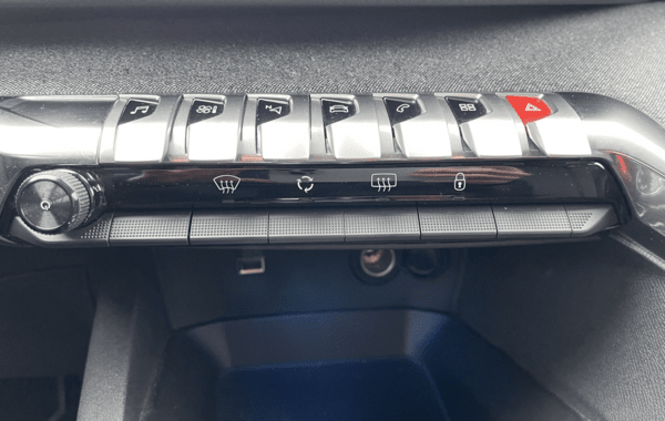 peugeot-3008-1-5-bluehdi-130ch-e6-c-allure-s-s-eat8 - 71028575