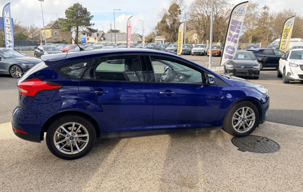 ford-focus-1-0-ecoboost-100ch-stop-start-business-nav - 157494686