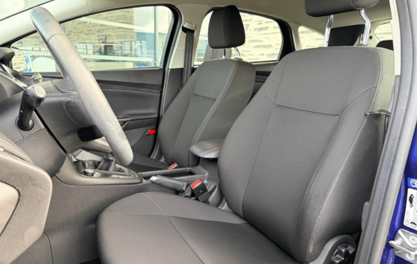 ford-focus-1-0-ecoboost-100ch-stop-start-business-nav - 157494686