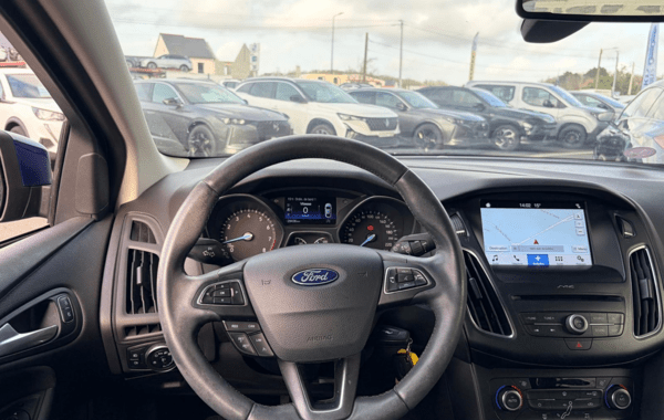 ford-focus-1-0-ecoboost-100ch-stop-start-business-nav - 157494686
