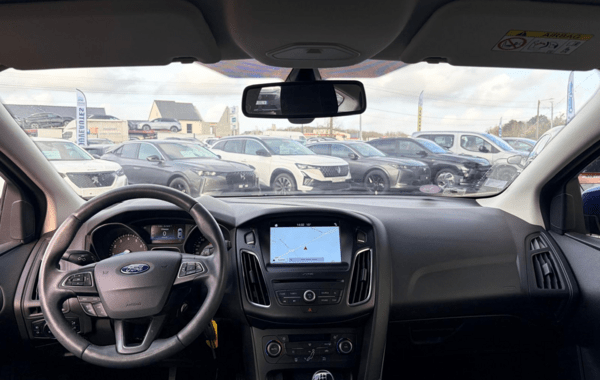 ford-focus-1-0-ecoboost-100ch-stop-start-business-nav - 157494686