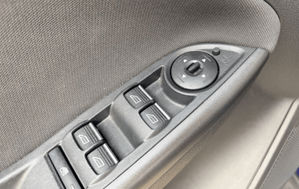 ford-focus-1-0-ecoboost-100ch-stop-start-business-nav - 157494686