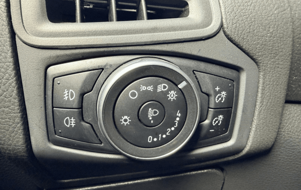 ford-focus-1-0-ecoboost-100ch-stop-start-business-nav - 157494686