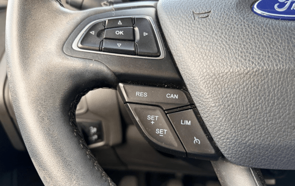 ford-focus-1-0-ecoboost-100ch-stop-start-business-nav - 157494686