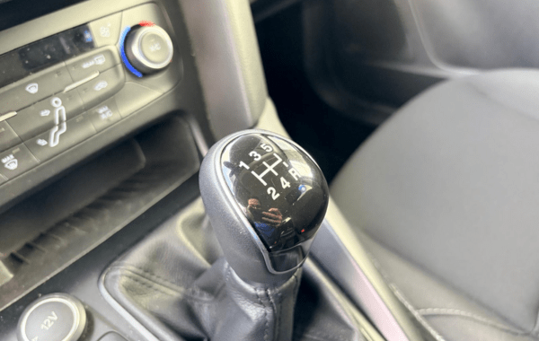 ford-focus-1-0-ecoboost-100ch-stop-start-business-nav - 157494686