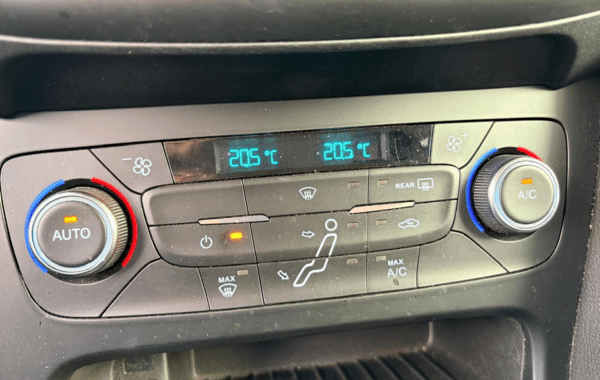 ford-focus-1-0-ecoboost-100ch-stop-start-business-nav - 157494686