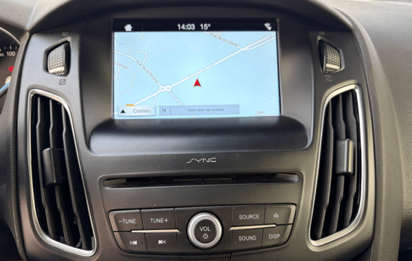 ford-focus-1-0-ecoboost-100ch-stop-start-business-nav - 157494686