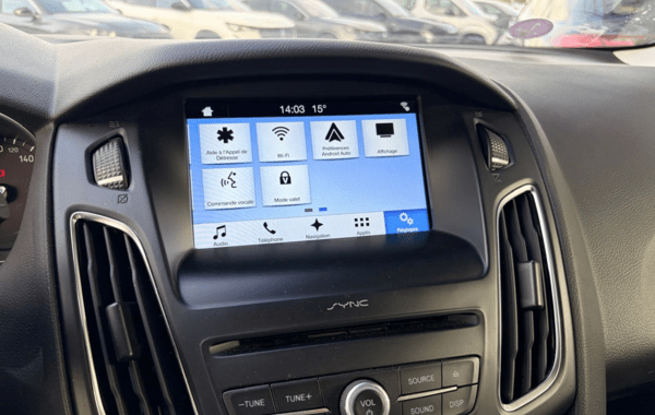 ford-focus-1-0-ecoboost-100ch-stop-start-business-nav - 157494686