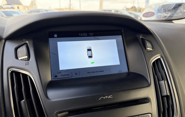 ford-focus-1-0-ecoboost-100ch-stop-start-business-nav - 157494686