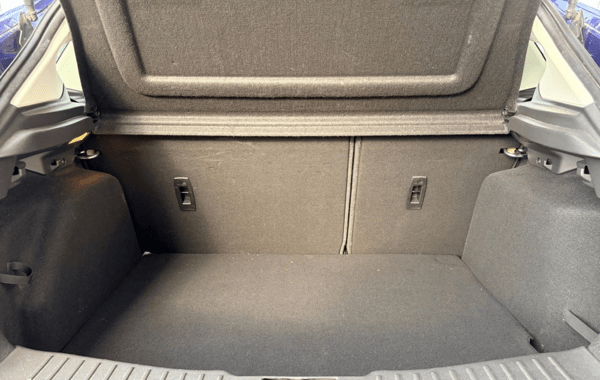 ford-focus-1-0-ecoboost-100ch-stop-start-business-nav - 157494686