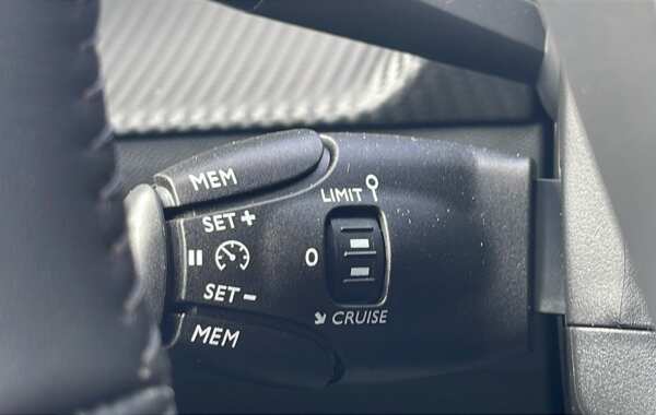 peugeot-208-1-2-puretech-100ch-s-s-allure-118g - 627104713