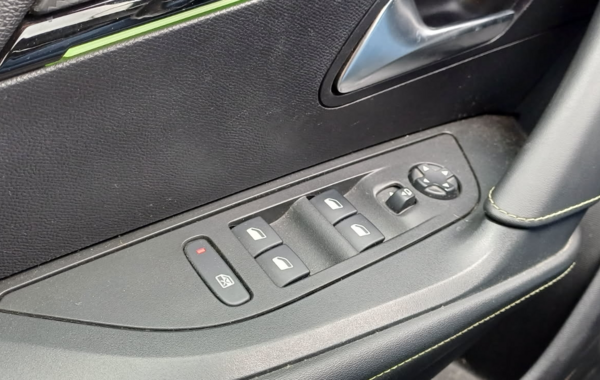 peugeot-2008-e-2008-136ch-gt - 884654713