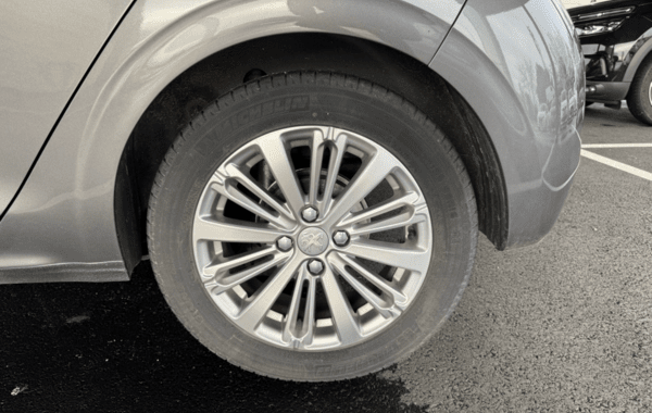 peugeot-208-1-2-puretech-82ch-e6-2-evap-allure-5p - 933344713