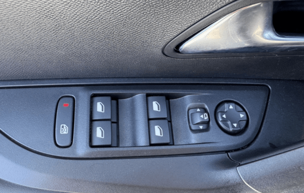 peugeot-2008-1-2-hybrid-145ch-allure-e-dcs6 - 959354713