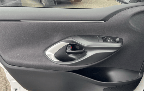 toyota-yaris-116h-design-5p-my22 - 992414713