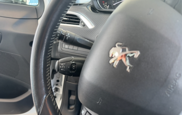 peugeot-208-1-2-puretech-82ch-style-5p - 57958575
