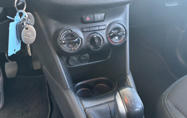 peugeot-208-1-2-puretech-82ch-style-5p - 57958575