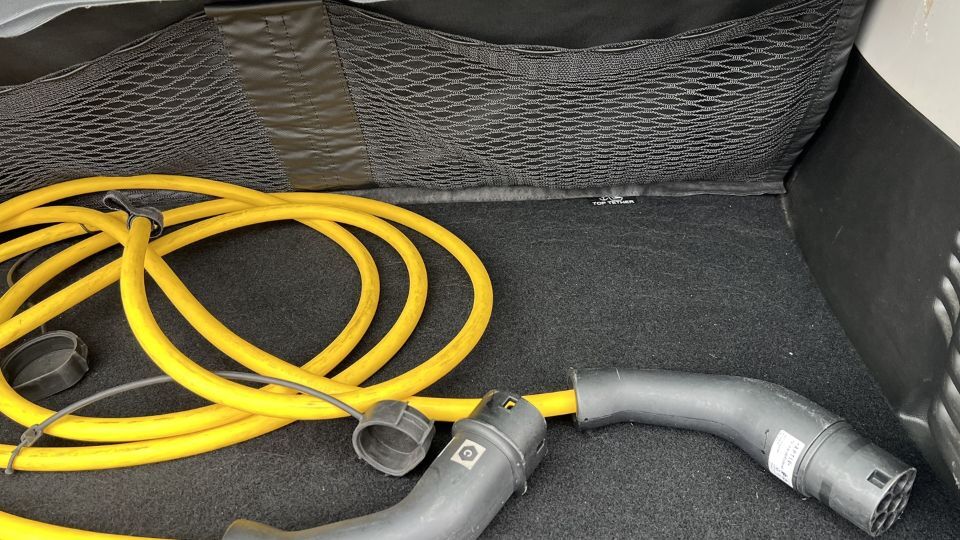 Câble de recharge jaune rangé dans le coffre d’une smart fortwo EQ électrique