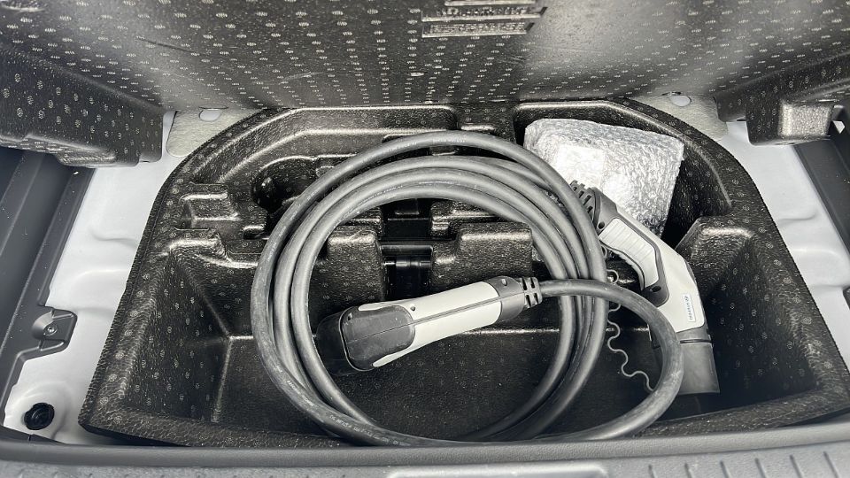 Câble de recharge rangé sous le plancher du coffre d’une Hyundai Kona Electric 39 kWh de 2022