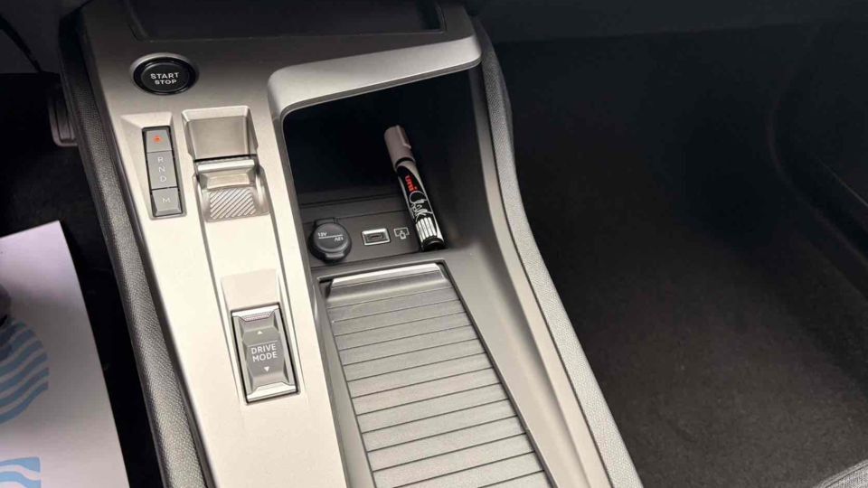 Console centrale et sélecteur de la boîte automatique EAT8 d’une Peugeot 308 SW BlueHDi 130 véhicule 10 km