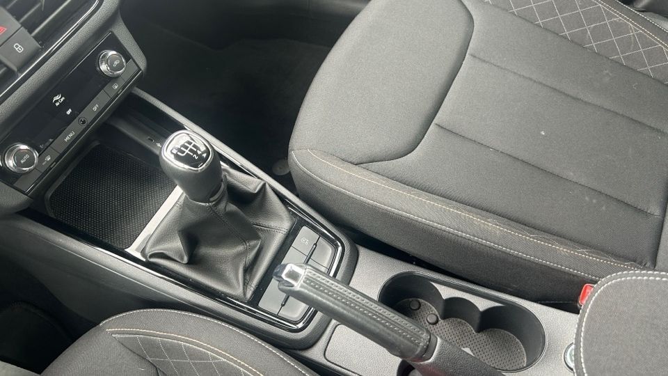 Levier de vitesses de la boîte manuelle d’un Skoda Kamiq 1.0 TSI 110 de 2023