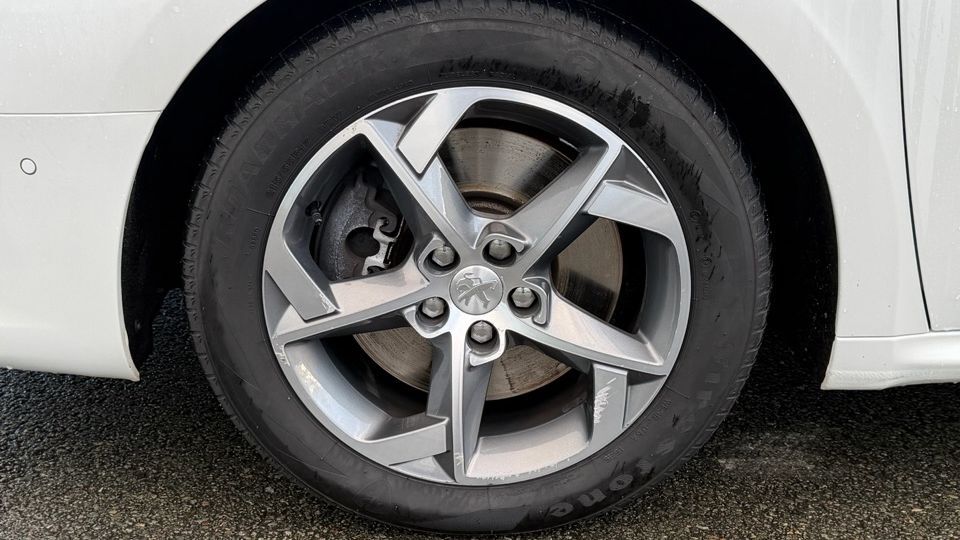 Roue avant, pneu et disque de frein d’une Peugeot 508 BlueHDi 180 de 2018 d’occasion chez Debard Automobiles