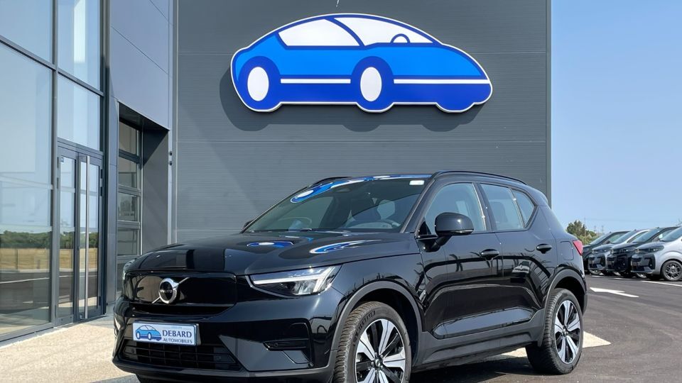 Volvo XC40 Recharge électrique noir de 2023 devant le logo d’une agence Debard Automobiles