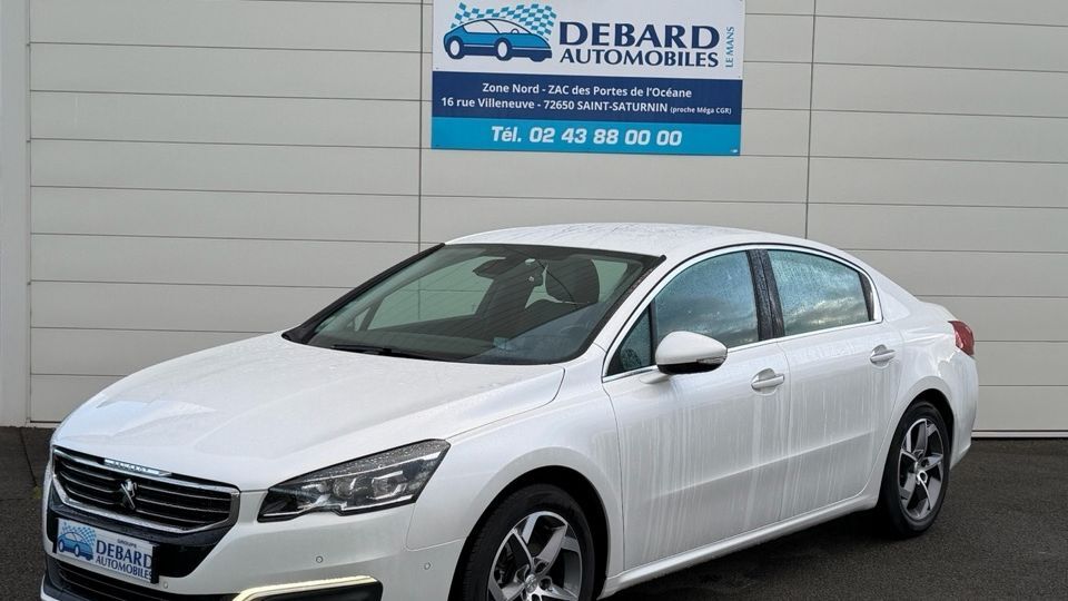 Peugeot 508 BlueHDi 180 blanche de 2018 devant une agence Debard Automobiles