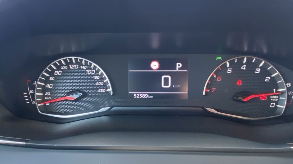 Compteur d’une Peugeot 2008 diesel de décembre 2022 affichant 52 389 km au totalisateur