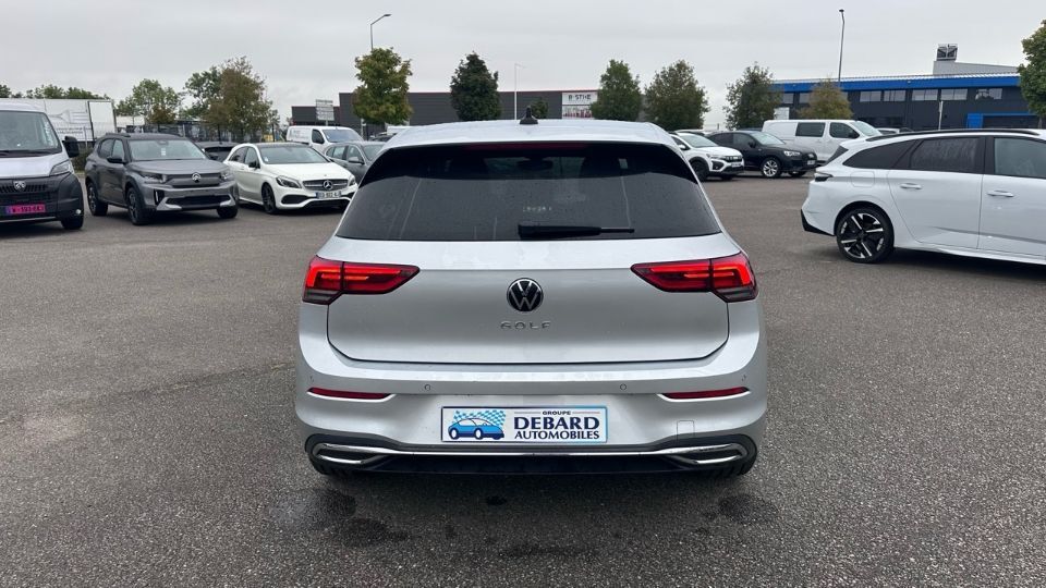 Volkswagen Golf VIII 2.0 TDI 115 grise de 2020 vue de l’arrière sur le parc d’une agence Debard Automobiles