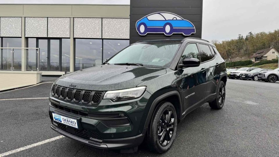 Jeep Compass 4xe North Star vert foncé de 2025 devant une agence Debard Automobiles
