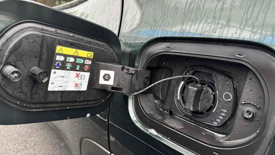 Trappe de recharge ouverte d’une Jeep Compass 4xe hybride rechargeable de 2025