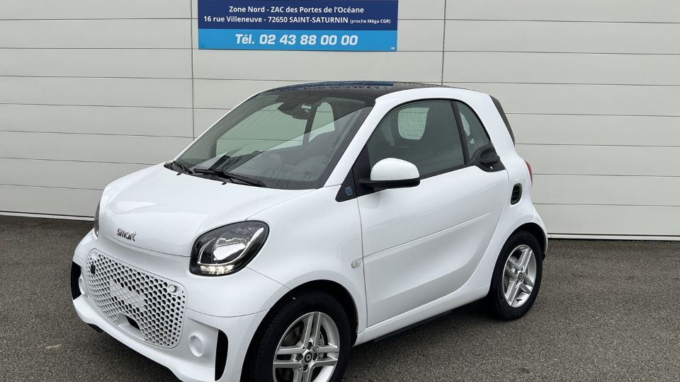 smart fortwo coupé EQ électrique blanche devant l’agence Debard Automobiles du Mans, à Saint-Saturnin