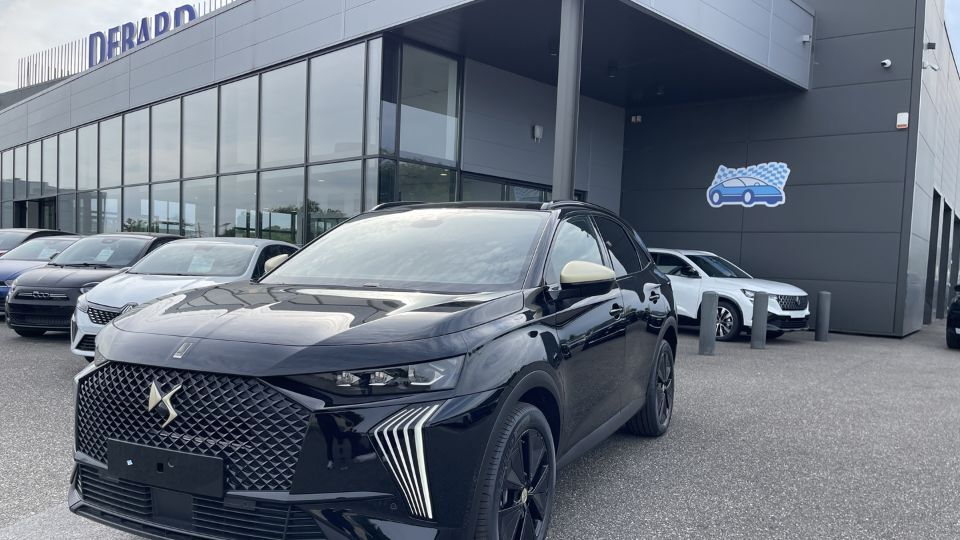 DS 7 noir véhicule 10 km de 2026 devant une agence Debard Automobiles