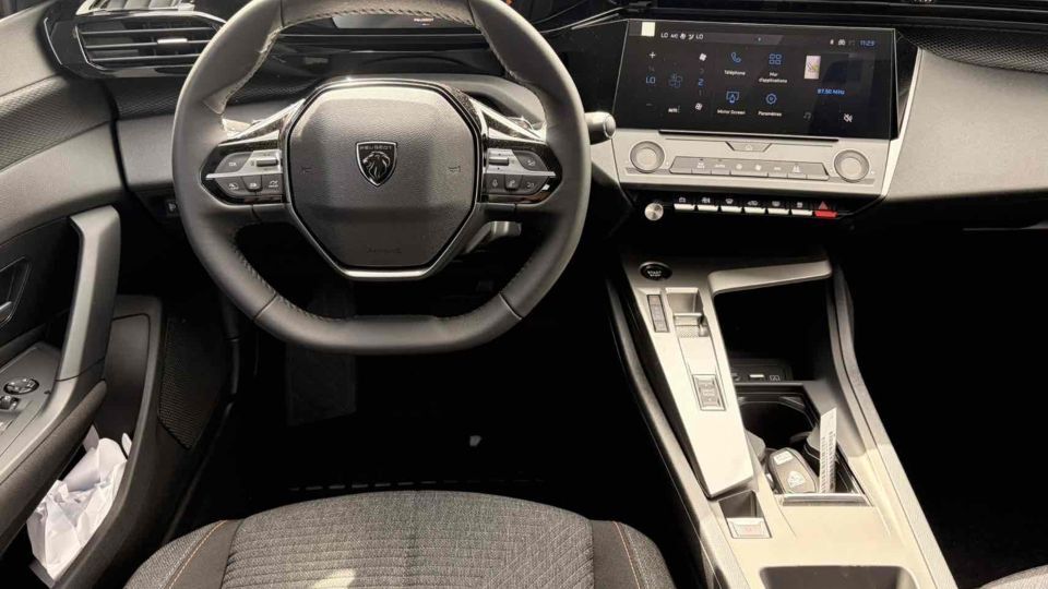 Poste de conduite d’une Peugeot 308 SW BlueHDi 130 EAT8 véhicule 10 km chez Debard Automobiles